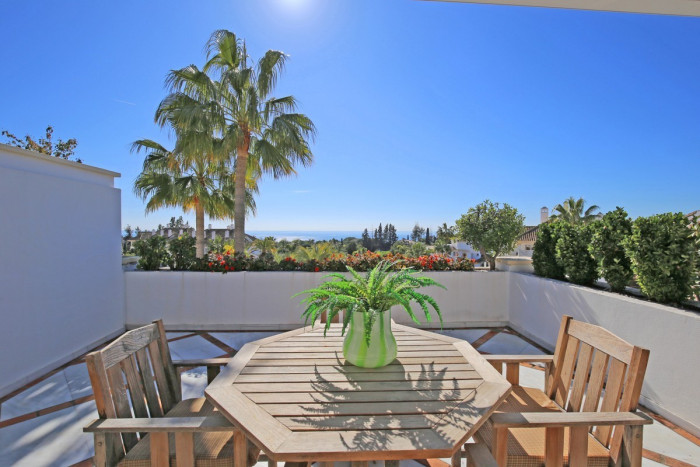 Qlistings Elegant Apartment in The Golden Mile, Costa del Sol image 5