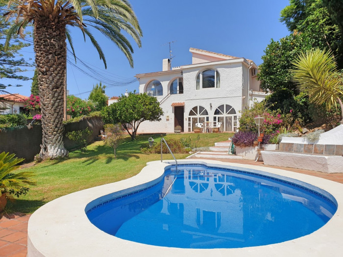 Qlistings - Luxury Urbanization House Villa in Marbella, Costa del Sol Property Thumbnail